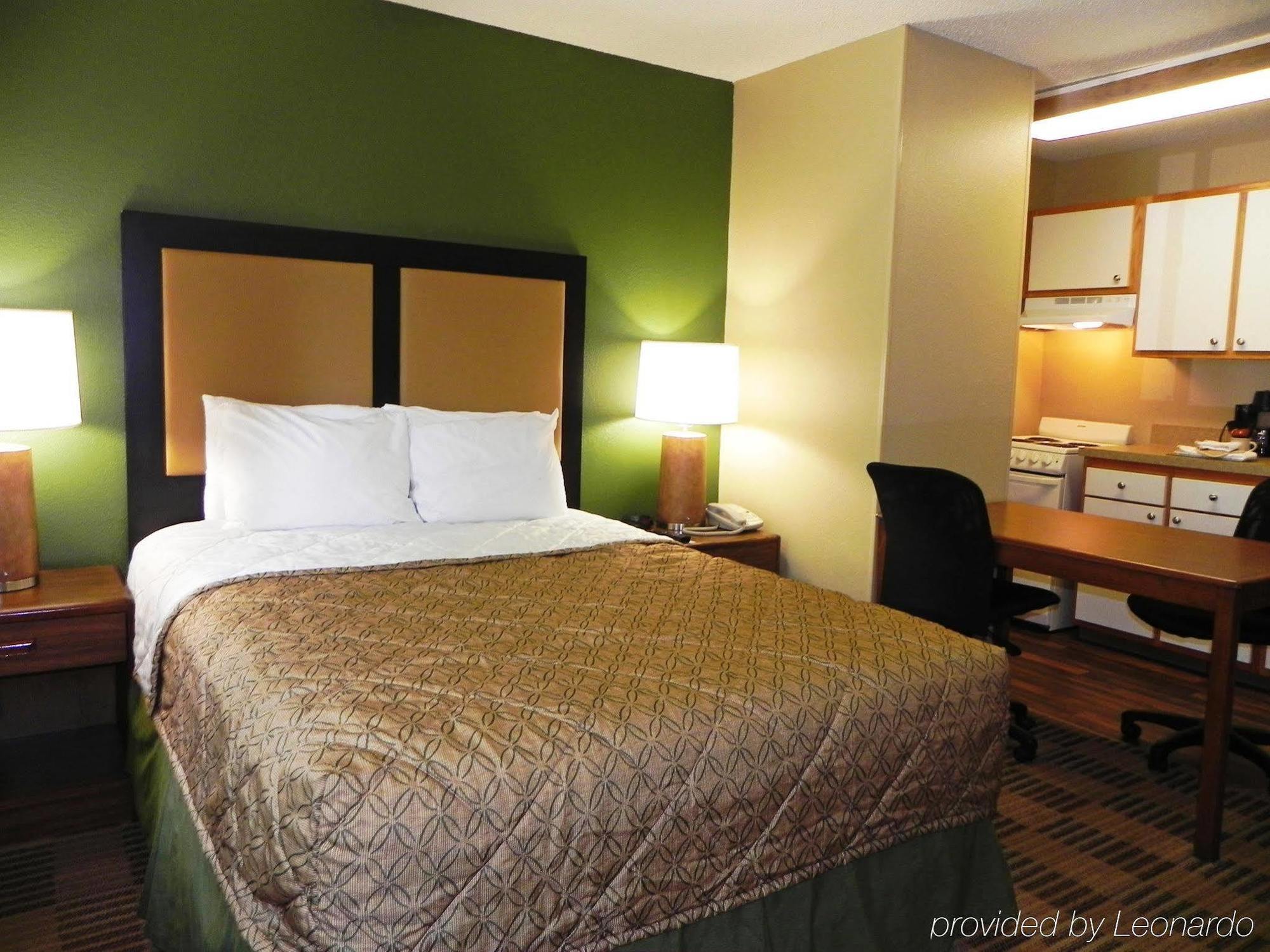 Extended Stay America Select Suites - Charlotte - University Place - E Mccullough Dr Экстерьер фото