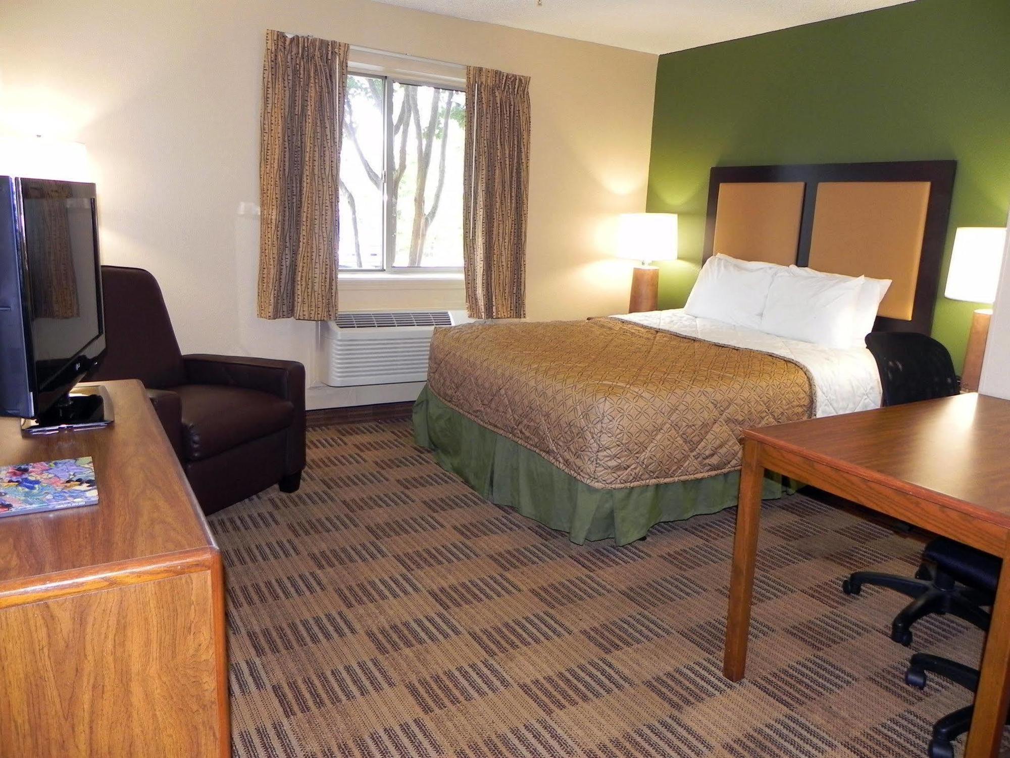 Extended Stay America Select Suites - Charlotte - University Place - E Mccullough Dr Экстерьер фото